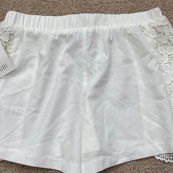 NWT Tobi White Crochet Floral Detail Stretch Waistband White Shorts Size Small - Picture 4 of 6